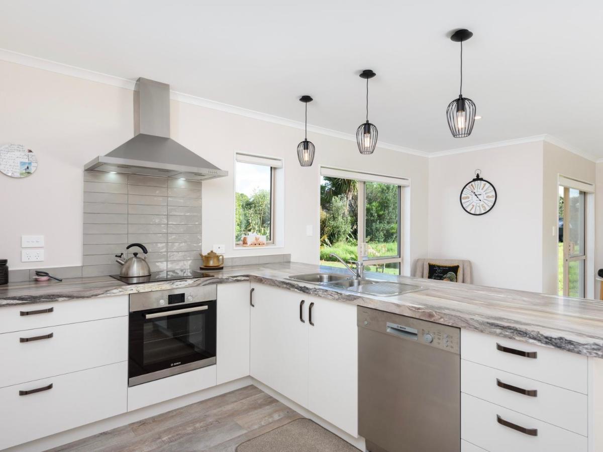 Modern Beach Break - Waihi Beach Holiday Home Bagian luar foto